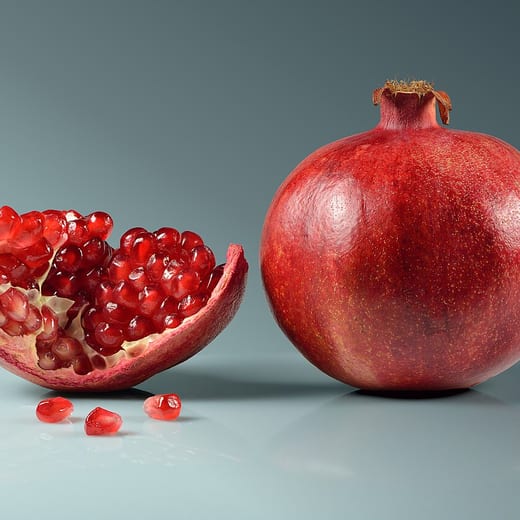 Fruto de granada (Punica granatum) abierto mostrando sus arilos rojos
